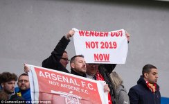 49D1EE5900000578-5460989-Arsenal_supporters_continued_their_Wenger_Out_protests_during_th-a-28...jpg